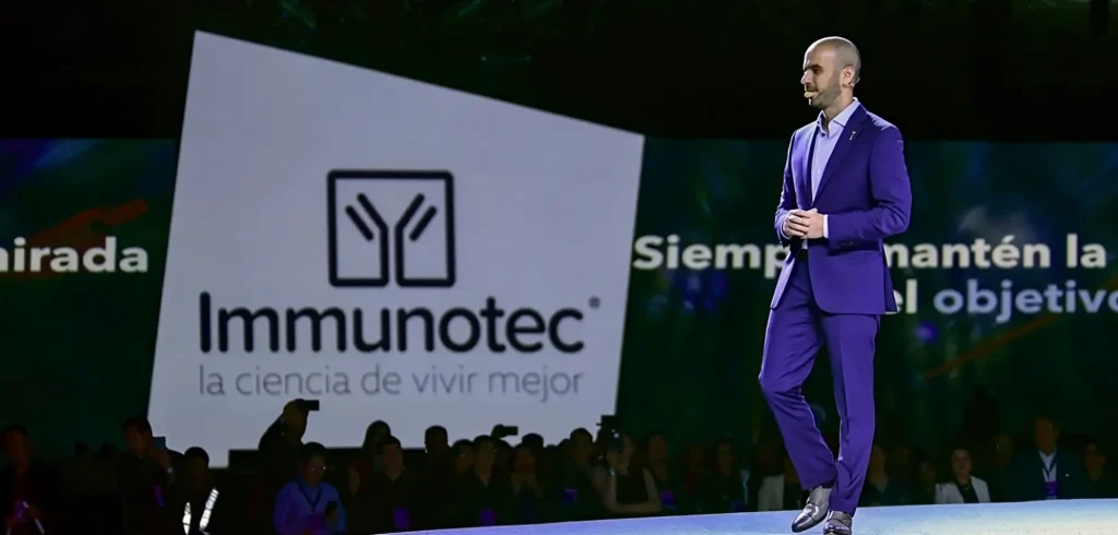 Superbe photo mettant en vedette le PDG et CEO d'Immunotec Mauricio Domenzain, tout en faisant ressortir son slogan: la science de vivre mieux. ( La cienca de vivir mejor ).
