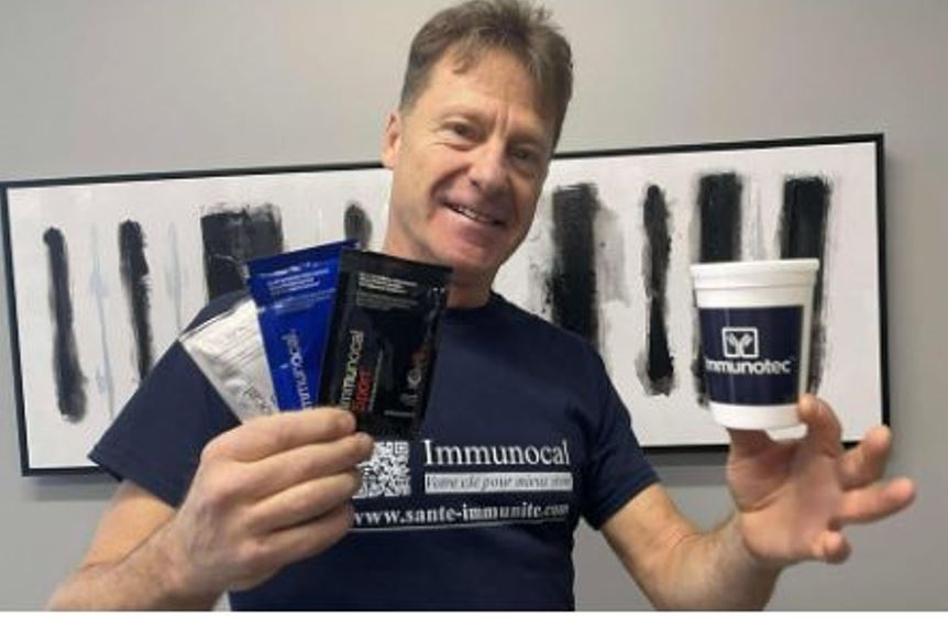 Photo où je pose fièrement avec les 3 sachets de la gamme Immunocal, courtoisie de Claude Plante, journaliste au FM 107.7 de Cogeco Sherbrooke. Vous avez des questions au sujet d'IMMUNOCAL ou IMMUNOTEC ? Depuis plus de 25 ans, je suis votre RÉFÉRENCE de confiance pour obtenir la meilleure information concernant IMMUNOCAL et IMMUNOTEC; obtenez le meilleur rapport quallité/prix, GARANTI.
#IMMUNOCAL, #IMMUNOTEC, #GAMMEIMMUNOCAL