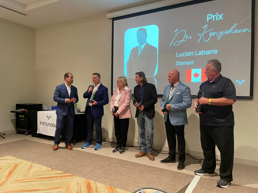 Le directeur canadien d'Immunotec, Jorge Huaman, décerne le prix honorifique Patricia Kongshavn à 5 consultants de la première heure, pour leur implication et leur dévouement à faire connaître l'entreprise et la découverte du Dr Bounous... De gauche à droite, Lucien Labarre, Micheline Boucher, Normand Bouliante, Sylvain Dion et Rénald Plamondon.