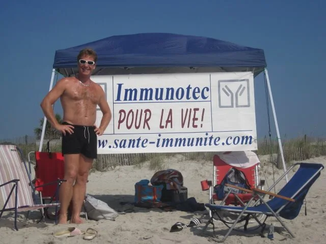Photo de moi, Steve Vermette, posant fièrement devant une affiche proclamant " Immunotec, pour la vie".
